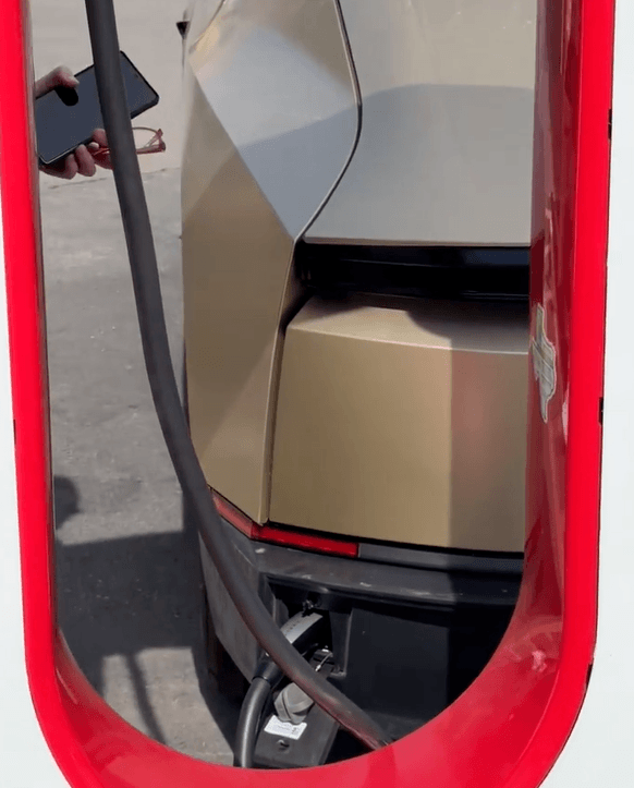 没有方向盘的特斯拉，连充电都要“隔空”赌一把？