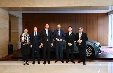 梅赛德斯-奔驰与Momenta深化合作，德国总理试乘体验点赞“中国速度”