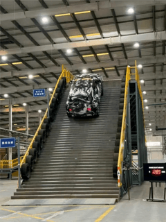 比亞迪仰望U8偽裝車挑戰(zhàn)天門山千級臺階成功，3月5日技術(shù)發(fā)布會揭曉新車型