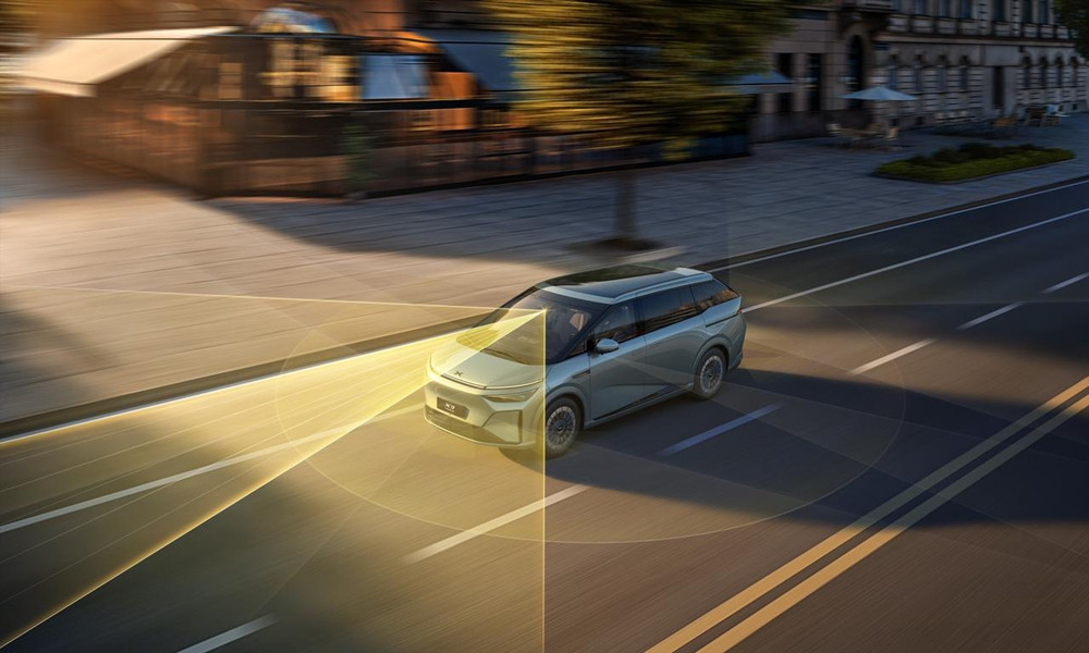 2026两会 | 何小鹏三份建议背后：2026年成未来产业“制度对齐”的关键之年