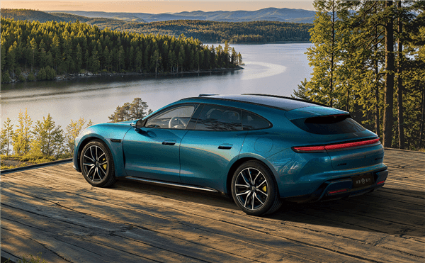 鸿蒙智行最年轻的车 尚界Z7电光紫粉官图发布：保时捷韵味十足