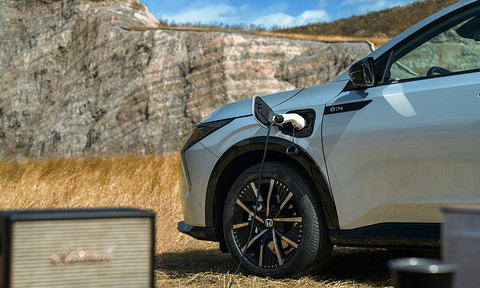 国际车企电动化退潮：700亿美元减值背后，谁在踩刹车？