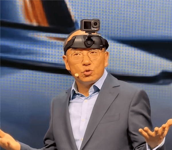 莲花CEO穿西装头顶摄像头炮轰激光雷达：放在车顶不好看