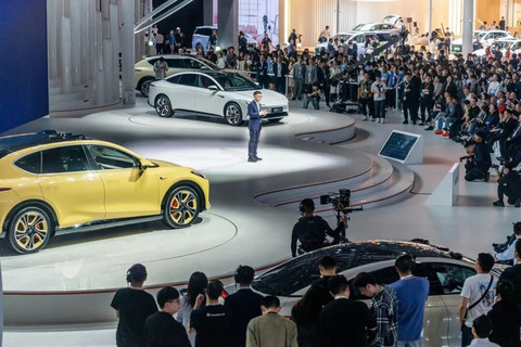 销量跌回“十年前”，豪华车集体换帅谋变