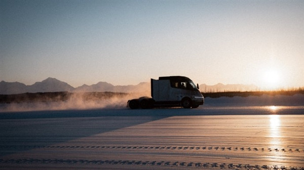 特斯拉半掛卡車官宣阿拉斯加冬測！馬斯克：今年將實現(xiàn)大規(guī)模量產(chǎn)