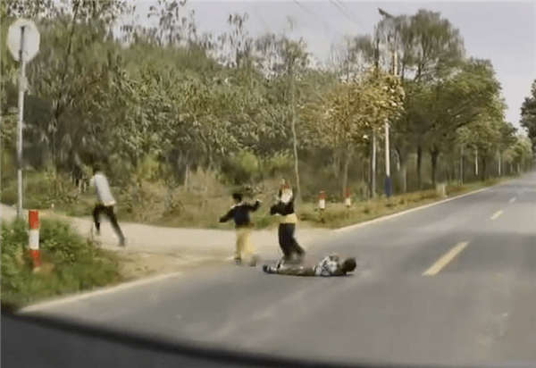 小鹏辅助驾驶突然触发减速绕行 车主接管靠近一看冷汗直流