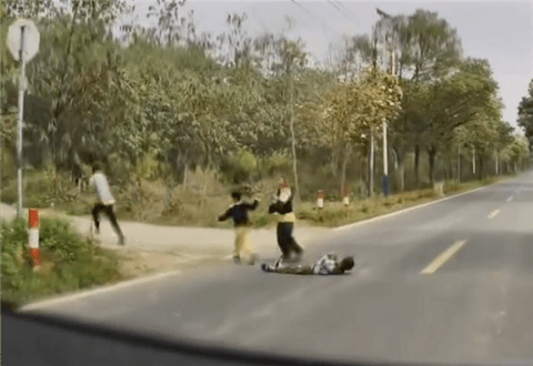 小鹏辅助驾驶突然触发减速绕行 车主接管靠近一看冷汗直流