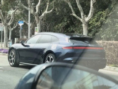 鸿蒙智行尚界Z7T实车上路，猎装造型设计月底揭晓