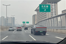 行驶的几百万元！川A绿牌特斯拉Cybertruck现身郑州街头