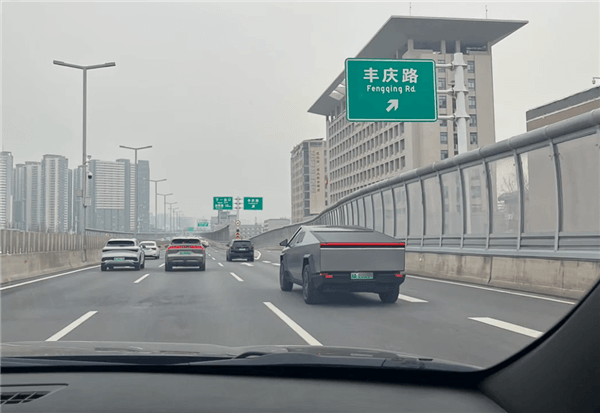 行驶的几百万元！川A绿牌特斯拉Cybertruck现身郑州街头