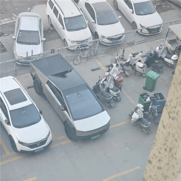 行驶的几百万元！川A绿牌特斯拉Cybertruck现身郑州街头