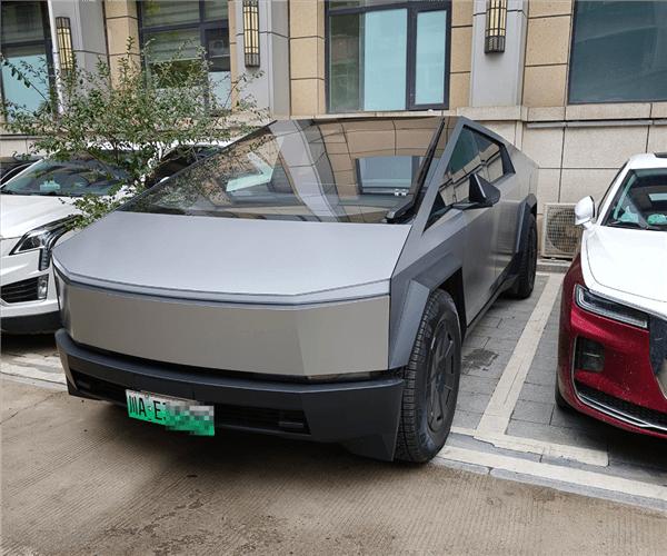 行驶的几百万元！川A绿牌特斯拉Cybertruck现身郑州街头