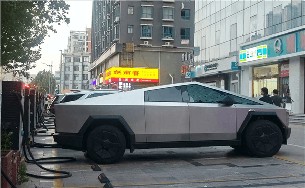 行驶的几百万元！川A绿牌特斯拉Cybertruck现身郑州街头