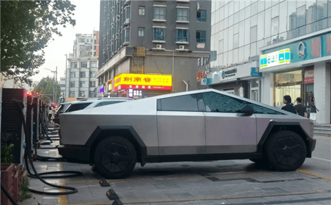 行驶的几百万元！川A绿牌特斯拉Cybertruck现身郑州街头