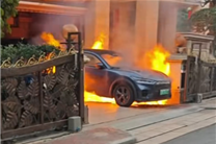 别墅车库一台福特电马起火燃烧 差点殃及保时捷和奔驰