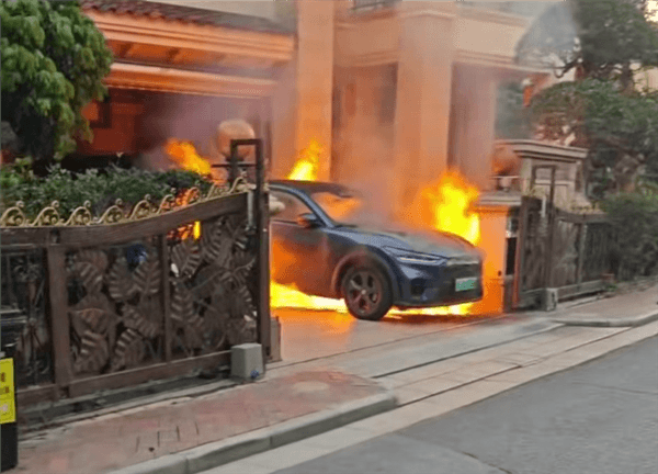 别墅车库一台福特电马起火燃烧 差点殃及保时捷TruboS和奔驰V级