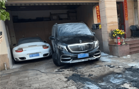 别墅车库一台福特电马起火燃烧 差点殃及保时捷TruboS和奔驰V级