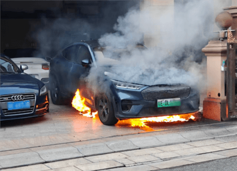 别墅车库一台福特电马起火燃烧 差点殃及保时捷TruboS和奔驰V级