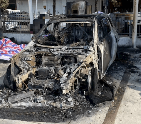 奔驰EQB自燃烧成壳 车主：厂家拖了2个月才处理 代步车也没有