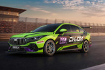 吉利发布首台甲醇赛车 车手：尾气不刺鼻