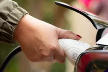 能源价格飙升，欧洲消费者转向太阳能与电动汽车