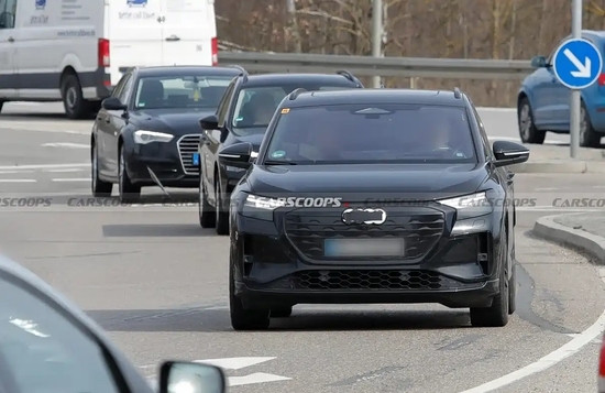 內(nèi)飾采用三聯(lián)屏 新款?yuàn)W迪Q4 e-tron諜照曝光