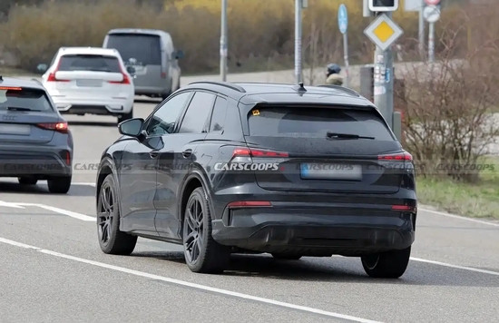 內(nèi)飾采用三聯(lián)屏 新款?yuàn)W迪Q4 e-tron諜照曝光