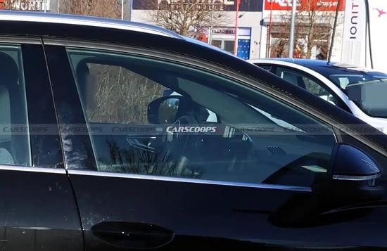 內(nèi)飾采用三聯(lián)屏 新款?yuàn)W迪Q4 e-tron諜照曝光