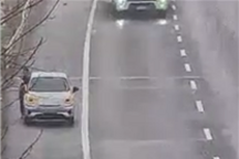 电动车剩余30%电量突然断电趴窝 车主在高速上推车去服务区