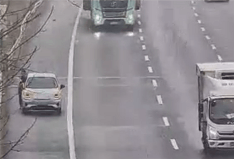 电动车剩余30%电量突然断电趴窝 车主在高速上推车去服务区