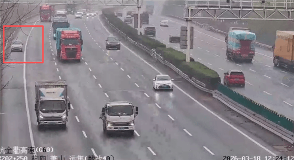 電動(dòng)車剩余30%電量突然斷電趴窩 車主在高速上推車去服務(wù)區(qū)