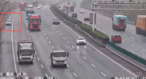 电动车剩余30%电量突然断电趴窝 车主在高速上推车去服务区