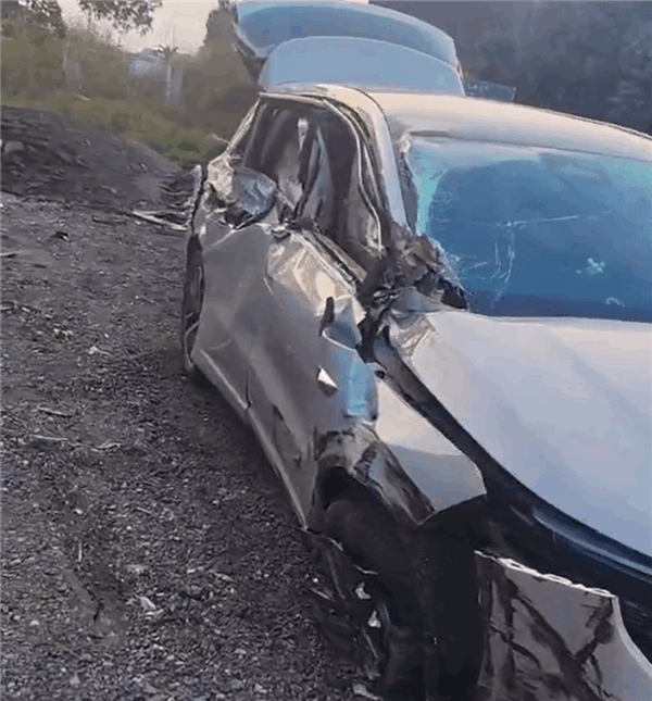 理想被大貨車拖行20米后全員毫發(fā)無(wú)傷 車主：下輛車還選理想