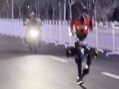 荣耀机器人“闪电”“元气仔”出征北京亦庄马拉松，全球首次终端大厂机器人挑战