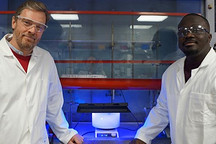 剑桥研究人员开发出反应器 可将回收的汽车电池酸液和塑料废料转化为清洁氢气