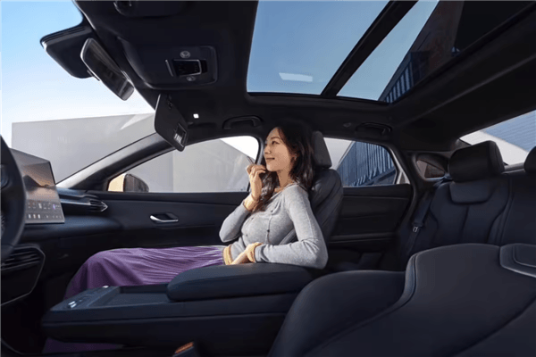 第二代刀片電池上車！比亞迪領(lǐng)匯e7上市：售價9.58萬元起