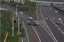 女子首次上高速就逆行进服务区充电：驾照分直接清零