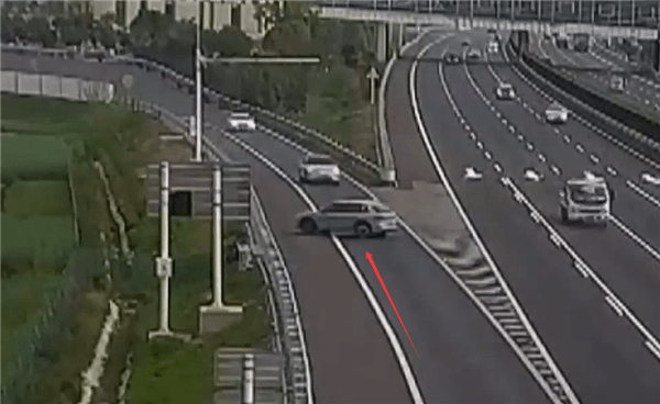 女子首次上高速就逆行进服务区充电：驾照分直接清零