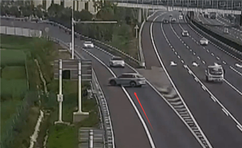 女子首次上高速就逆行进服务区充电：驾照分直接清零