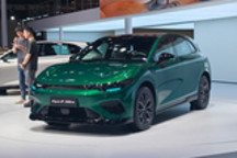 零跑Lafa5 Ultra正式上市 售价12.38万元起