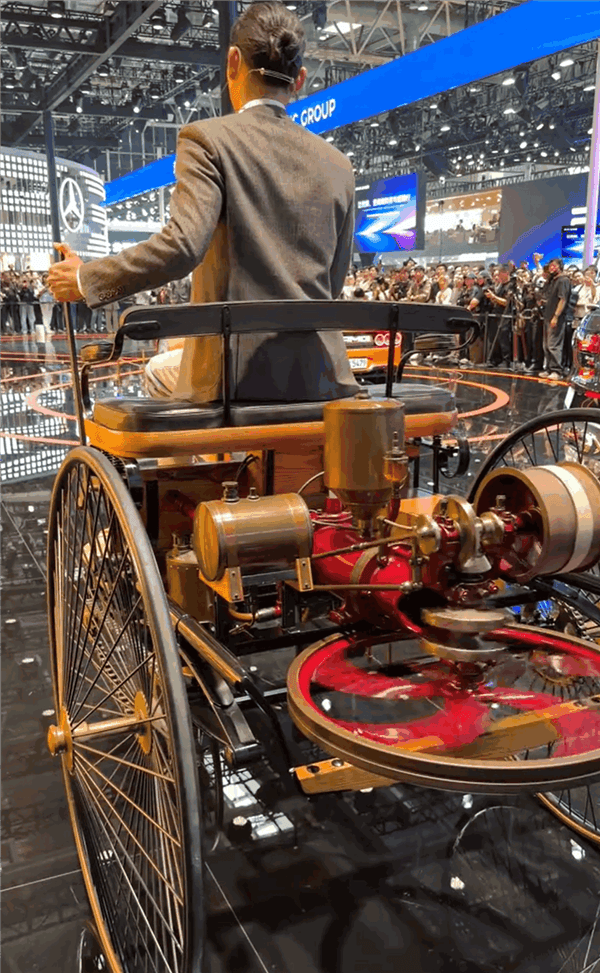 世界上第一台汽车“奔驰1号”现身北京车展！现场演示启动、行驶