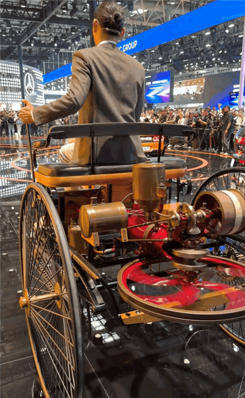 世界上第一台汽车“奔驰1号”现身北京车展！现场演示启动、行驶