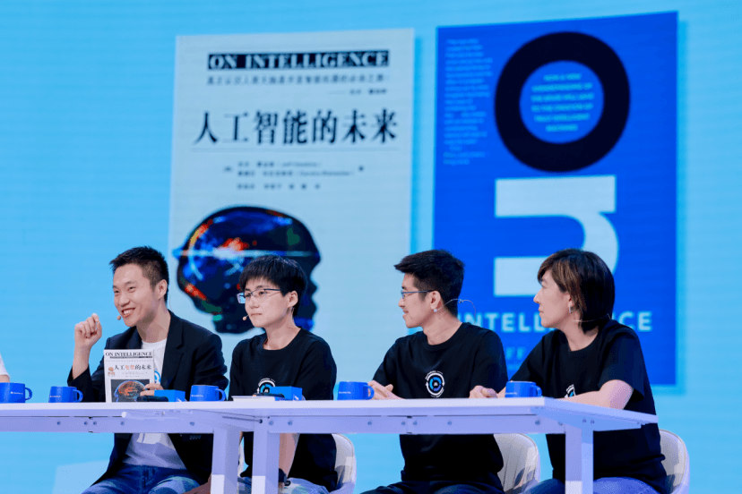 Momenta R7强化学习世界模型量产首发 物理AI走向规模化量产落地