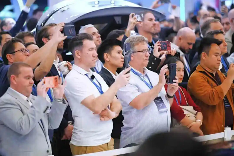 外国人挤爆北京车展，全球汽车进入中国时间