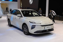 新款荣威纯电D6正式上市 售价9.98-11.98万