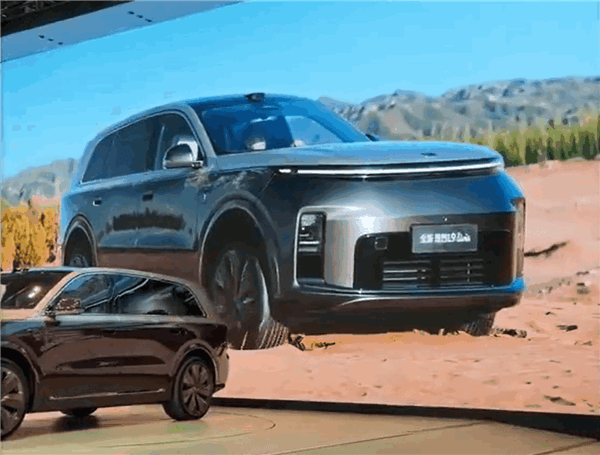 理想汽车演示全主动悬挂沙地脱困、免千斤顶换轮绝技！现场牛X惊呼声不断