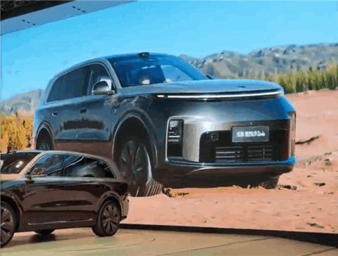 理想汽车演示全主动悬挂沙地脱困、免千斤顶换轮绝技！现场牛X惊呼声不断