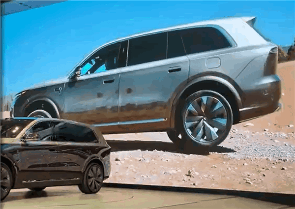 理想汽车演示全主动悬挂沙地脱困、免千斤顶换轮绝技！现场牛X惊呼声不断