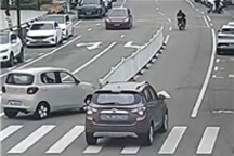 新手女司机上路紧张酿事故：逆行、撞护栏、怼上花坛才停