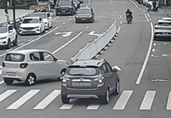 新手女司机上路过度紧张酿事故：逆行、撞护栏、怼上花坛才停